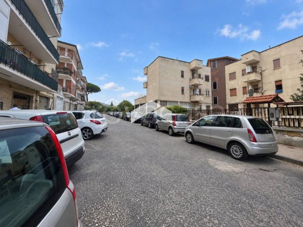 locale commerciale in vendita a Pollena Trocchia in zona Guindazzi