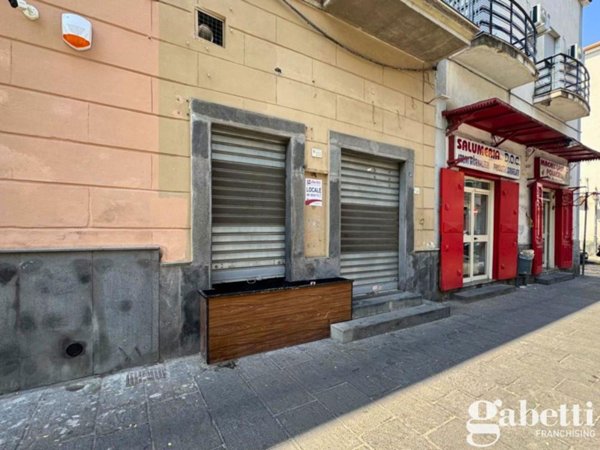 negozio in vendita a Pomigliano d'Arco