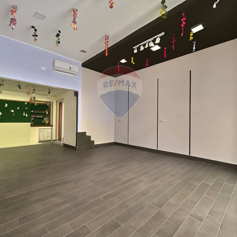 locale commerciale in vendita a Pomigliano d'Arco