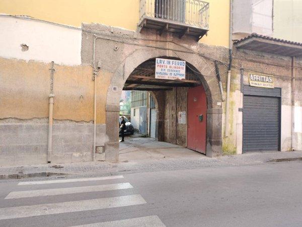 locale commerciale in vendita a Pomigliano d'Arco