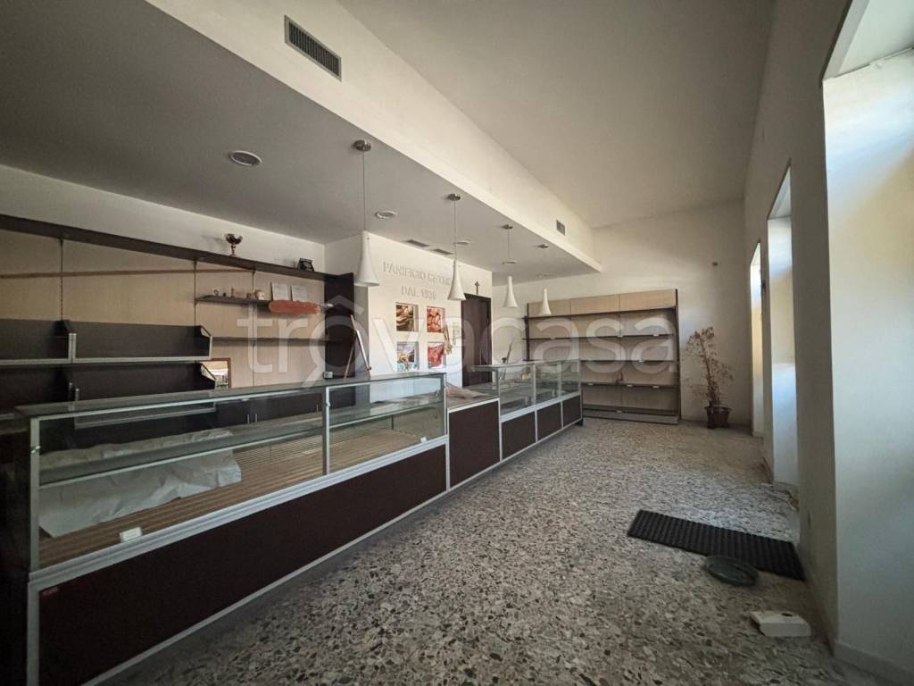 negozio in vendita a Pomigliano d'Arco