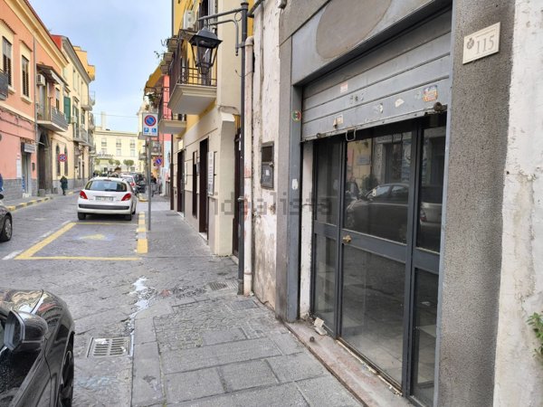 locale commerciale in vendita a Pomigliano d'Arco