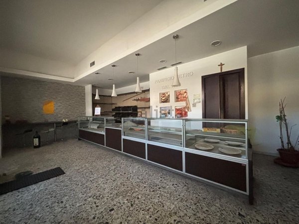 locale commerciale in vendita a Pomigliano d'Arco