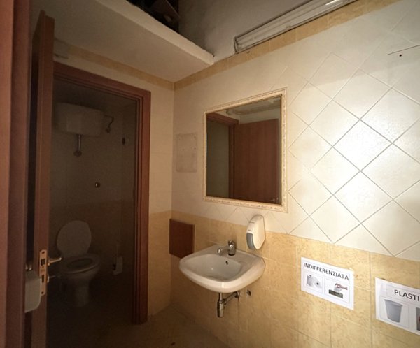 locale commerciale in vendita a Pomigliano d'Arco