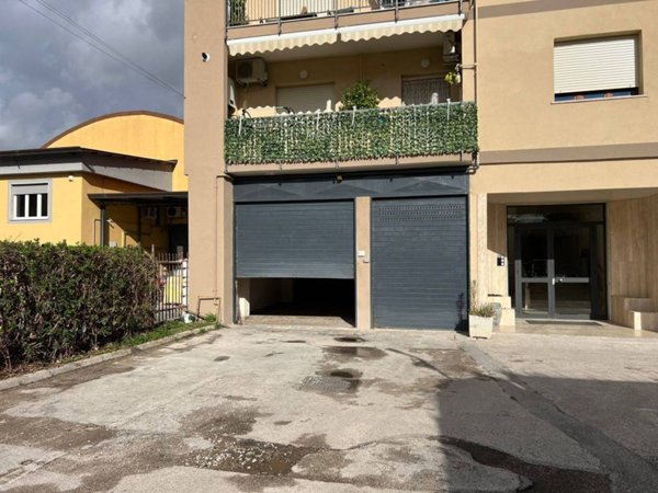 locale commerciale in vendita a Pomigliano d'Arco