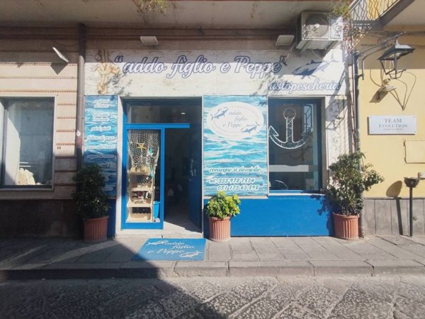 negozio in vendita a Pomigliano d'Arco