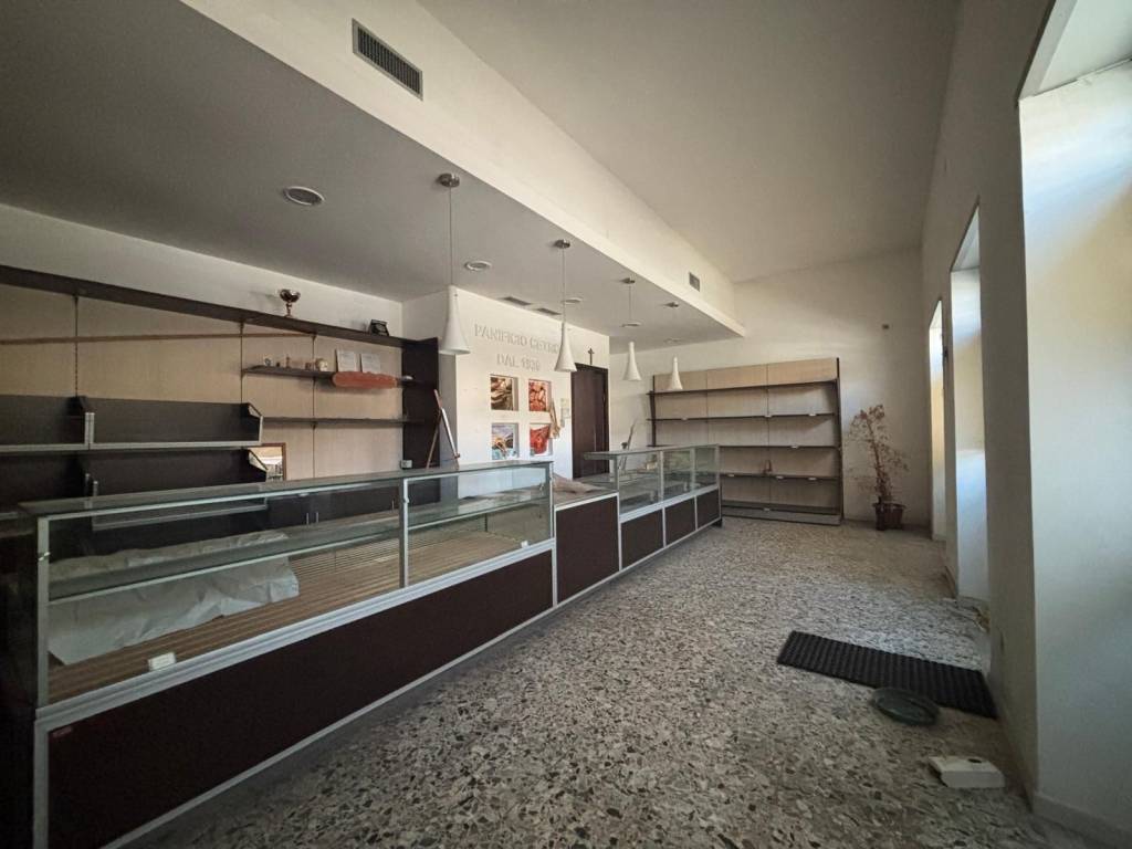 negozio in vendita a Pomigliano d'Arco