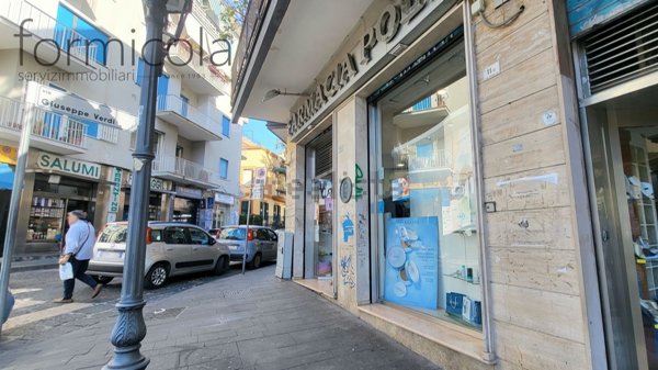 locale commerciale in vendita a Portici