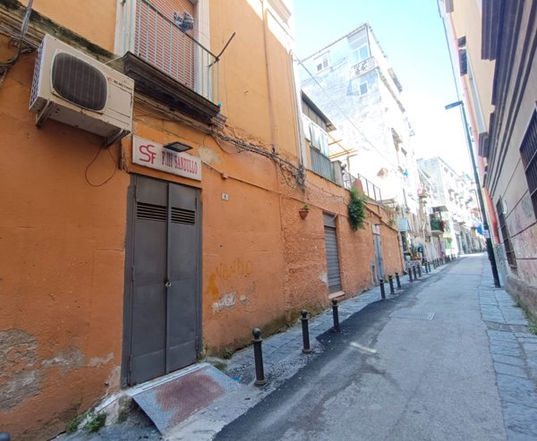 locale commerciale in vendita a Portici