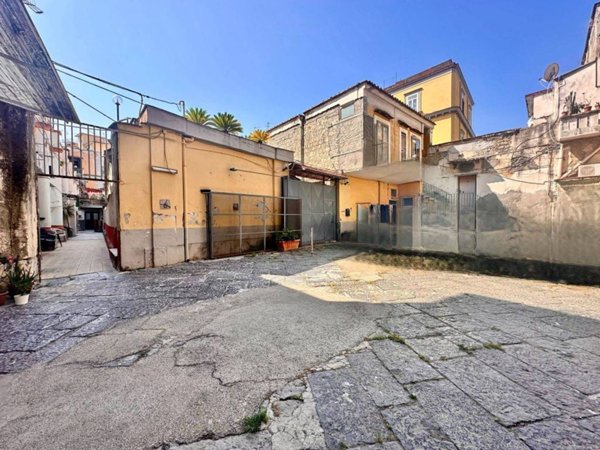 locale commerciale in vendita a Portici