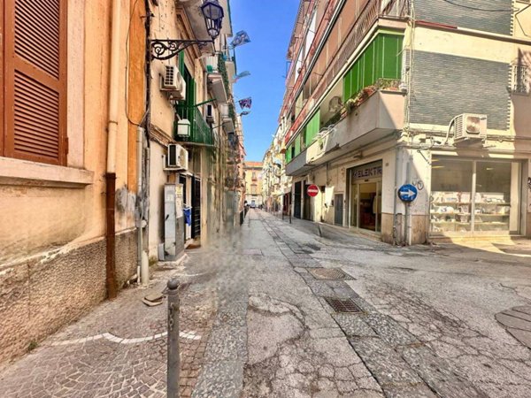 locale commerciale in vendita a Portici