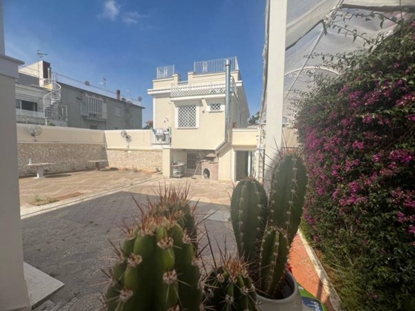 casa indipendente in vendita a Portici in zona Libertà