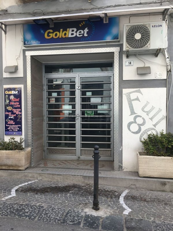 locale commerciale in vendita a Portici
