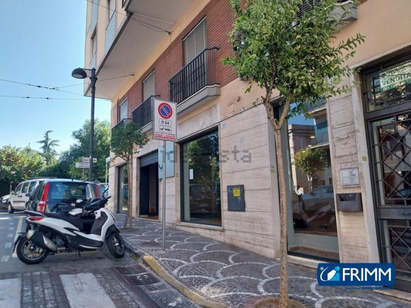 locale commerciale in vendita a Portici in zona Libertà