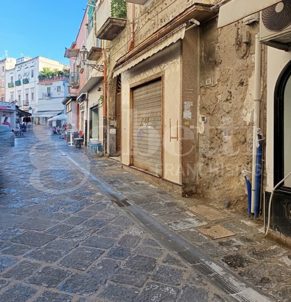 locale commerciale in vendita a Portici