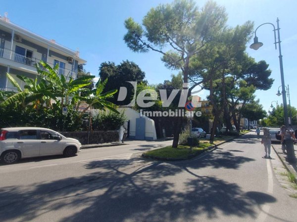 locale commerciale in vendita a Portici in zona Bellavista