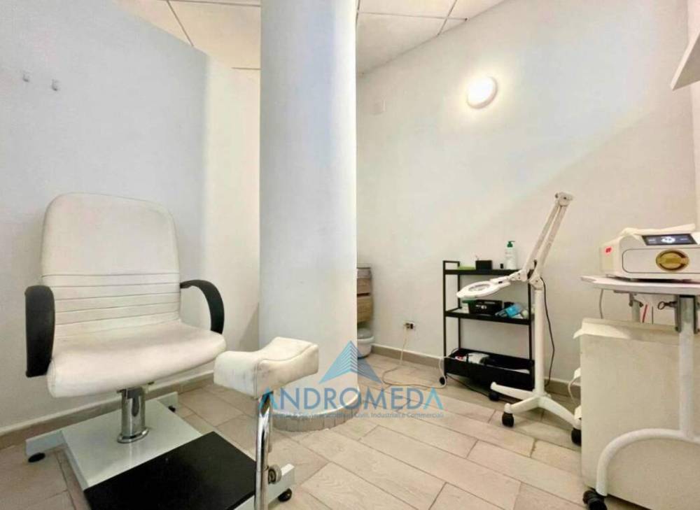 locale commerciale in vendita a Portici in zona Libertà