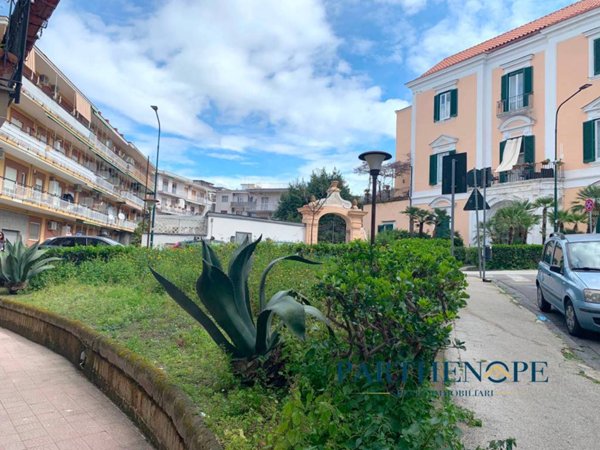 negozio in vendita a Portici in zona Bellavista