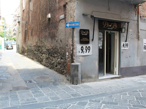 negozio in vendita a Portici in zona Libertà