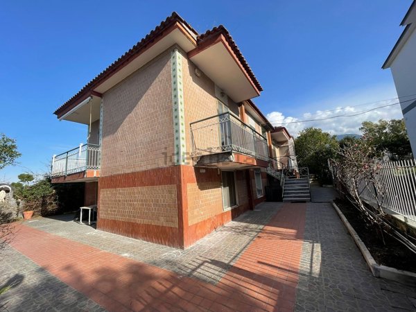 pentavano in vendita a Portici in zona Cavalli di Bronzo