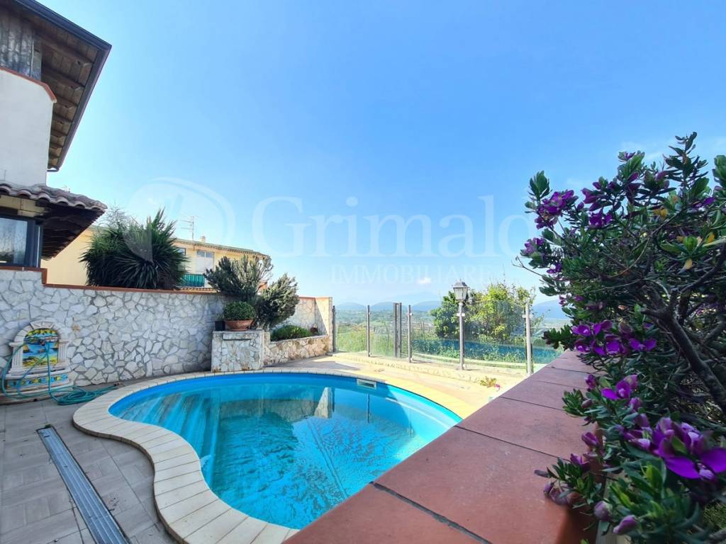 casa indipendente in vendita a Pozzuoli in zona Monterusciello