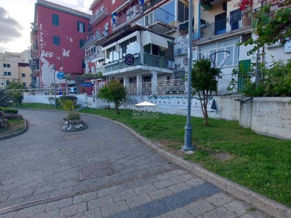 negozio in vendita a Pozzuoli