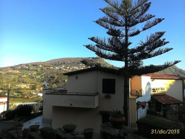casa indipendente in vendita a Pozzuoli in zona Monterusciello