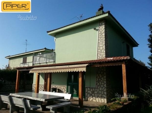 casa indipendente in vendita a Pozzuoli in zona Arco Felice