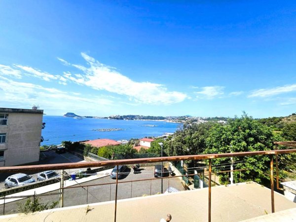 casa indipendente in vendita a Pozzuoli in zona Lucrino