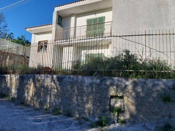 casa indipendente in vendita a Pozzuoli