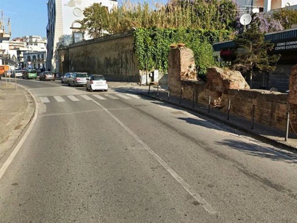 negozio in vendita a Pozzuoli