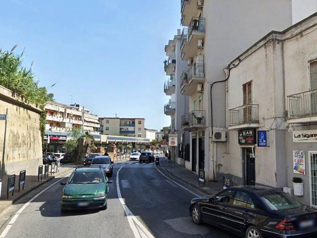 negozio in vendita a Pozzuoli