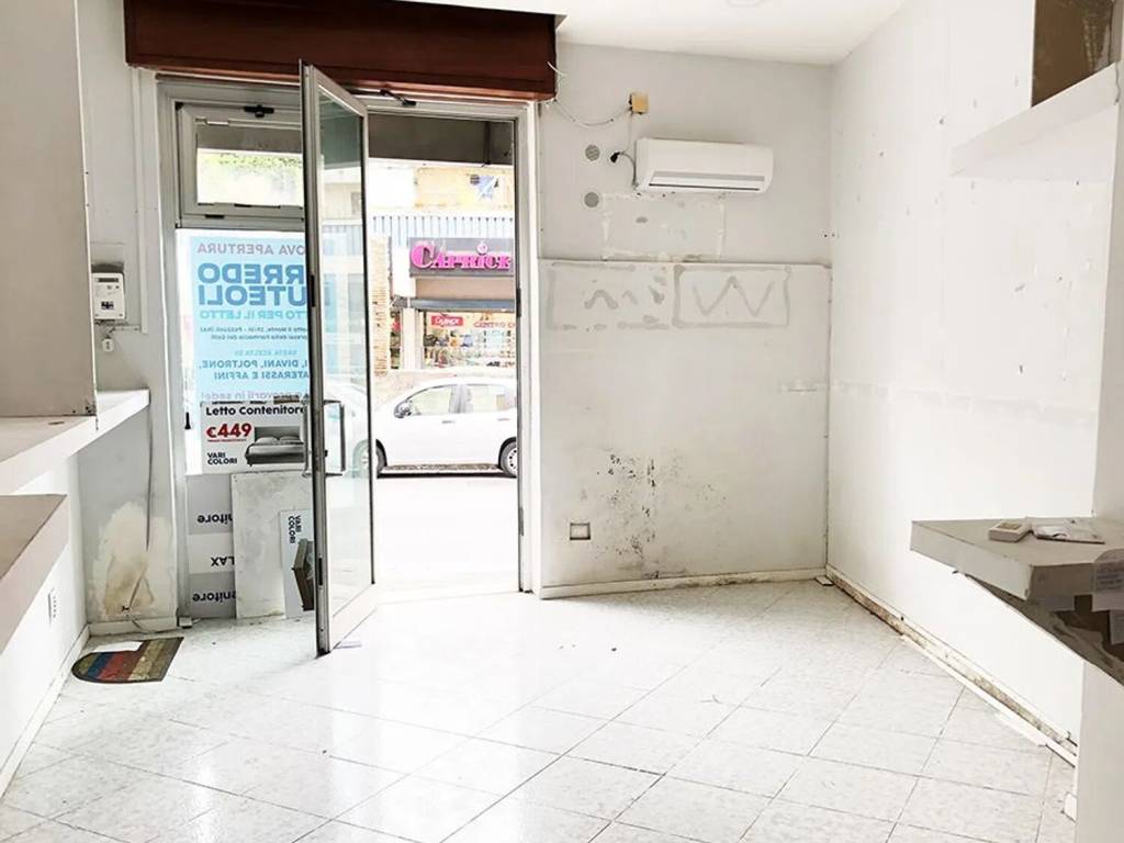 negozio in vendita a Pozzuoli