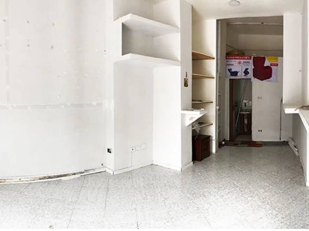 negozio in vendita a Pozzuoli