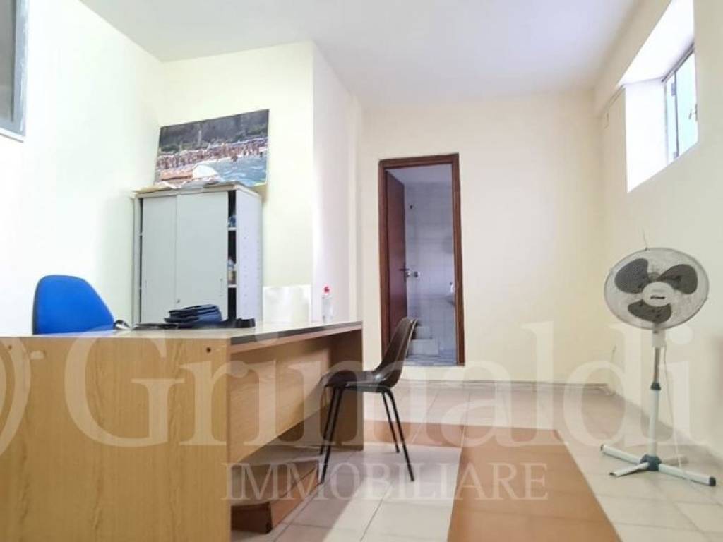 ufficio in vendita a Pozzuoli in zona Monterusciello