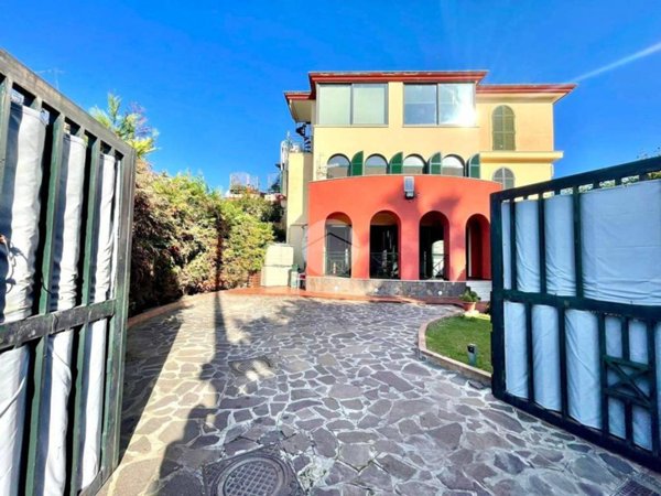 casa indipendente in vendita a Pozzuoli in zona Monterusciello