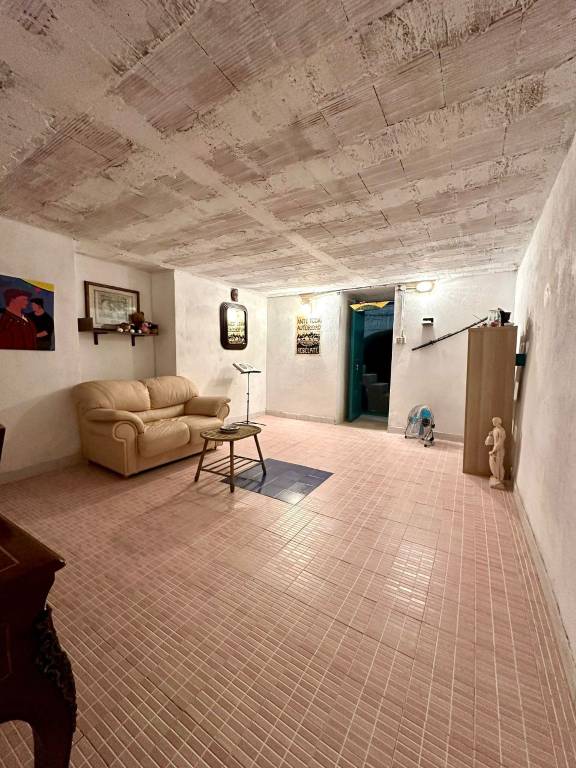 locale di sgombero in vendita a Pozzuoli