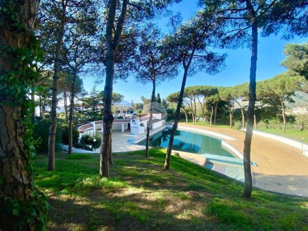 casa indipendente in vendita a Pozzuoli in zona Cuma