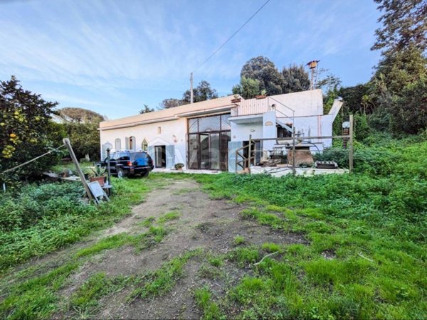 casa indipendente in vendita a Pozzuoli in zona Cuma