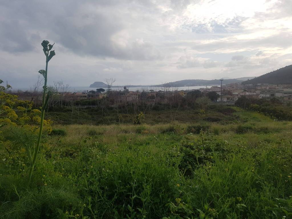 casa indipendente in vendita a Pozzuoli in zona Toiano