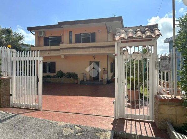 casa indipendente in vendita a Pozzuoli
