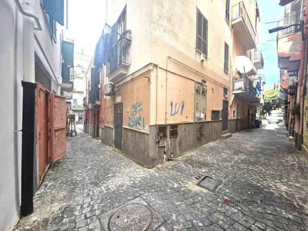 negozio in vendita a Pozzuoli