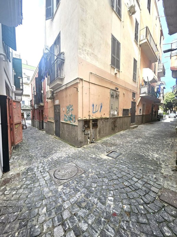 locale commerciale in vendita a Pozzuoli