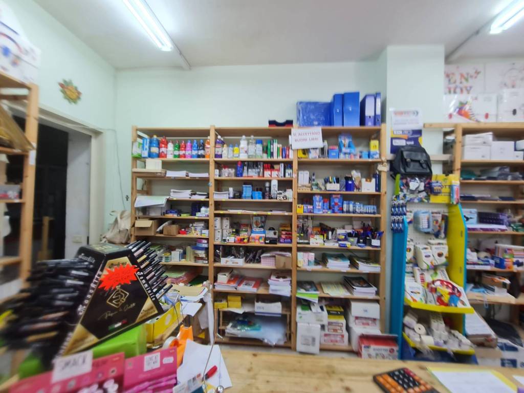 negozio in vendita a Pozzuoli in zona Monterusciello