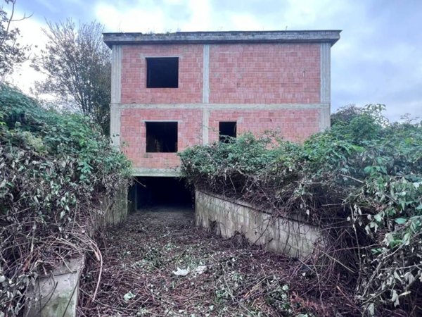 intera palazzina in vendita a Pozzuoli in zona Arco Felice