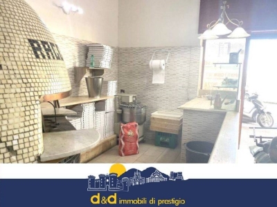 negozio in vendita a Pozzuoli