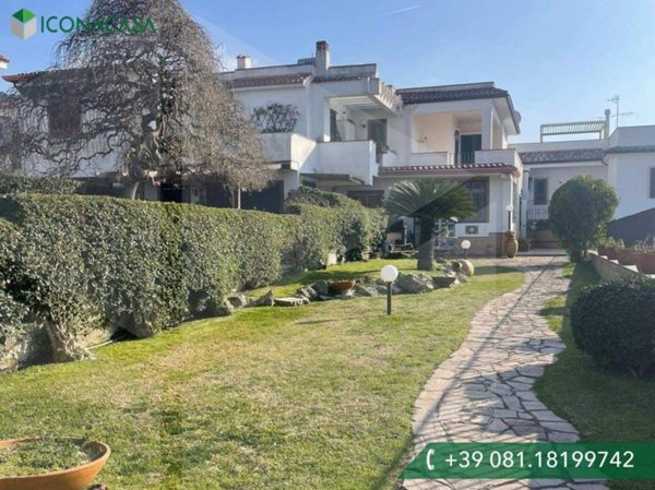 casa indipendente in vendita a Pozzuoli in zona Monterusciello