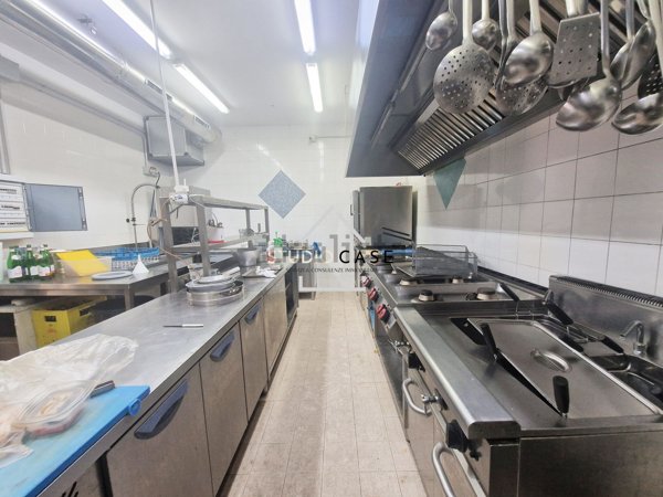 locale commerciale in vendita a Pozzuoli in zona Arco Felice