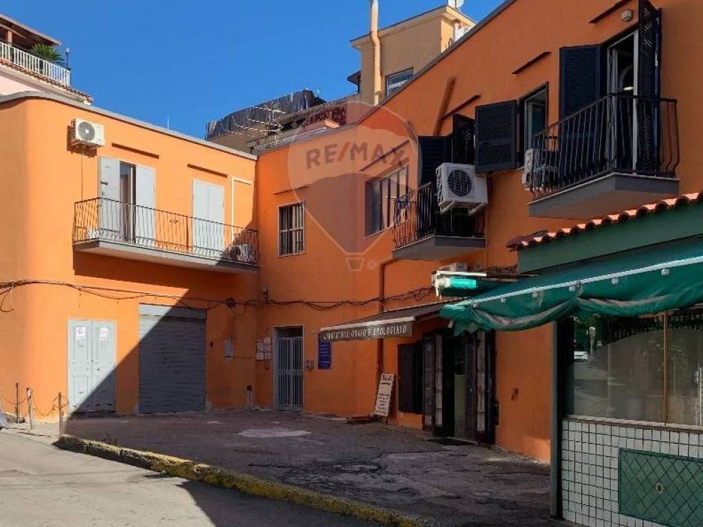 negozio in vendita a Pozzuoli in zona Arco Felice