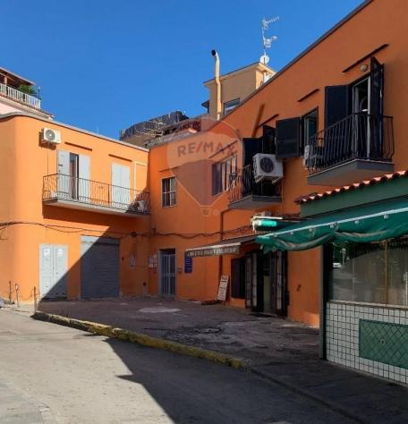 negozio in vendita a Pozzuoli in zona Arco Felice